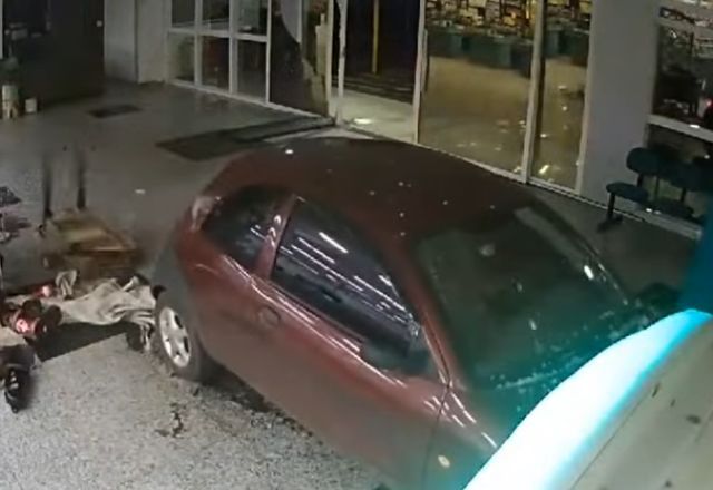 SC: Em ameaça à ex, homem invade e destrói estabelecimento com carro