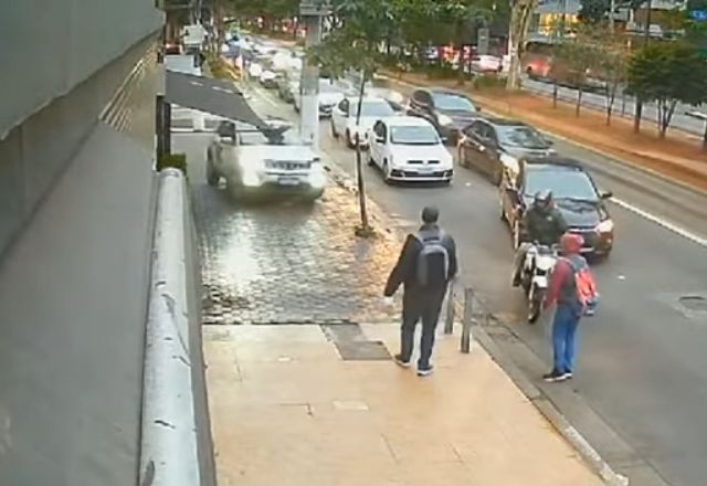 Homem tem mal súbito, atropela duas pessoas e mata uma delas