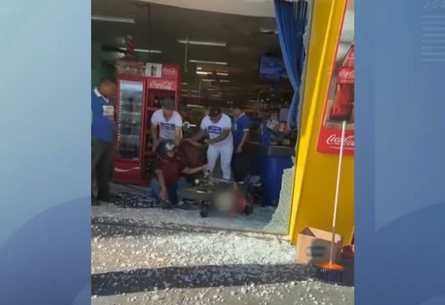 Motociclista atravessa vitrine de mercado após colidir com carro