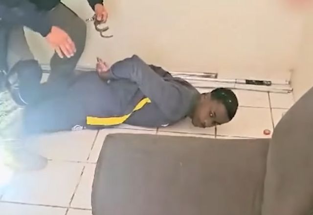 RJ: Foragido após "saidinha" tenta se esconder embaixo do sofá