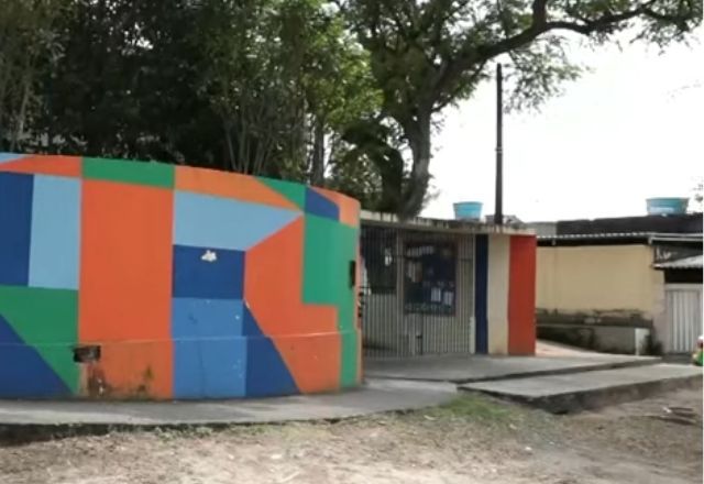 Professora é esfaqueada pelo ex-marido em entrada de escola, no Recife