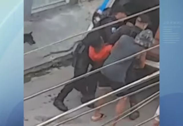 Vídeo: Policial militar tem arma furtada enquanto prendia suspeito no RJ