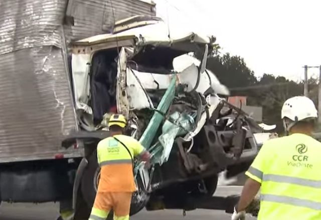 SP: Caminhoneiro e ajudante morrem em grave acidente em rodovia 