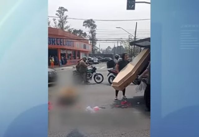 VÍDEO: Caixão com corpo dentro cai de carro funerário em Osasco (SP)