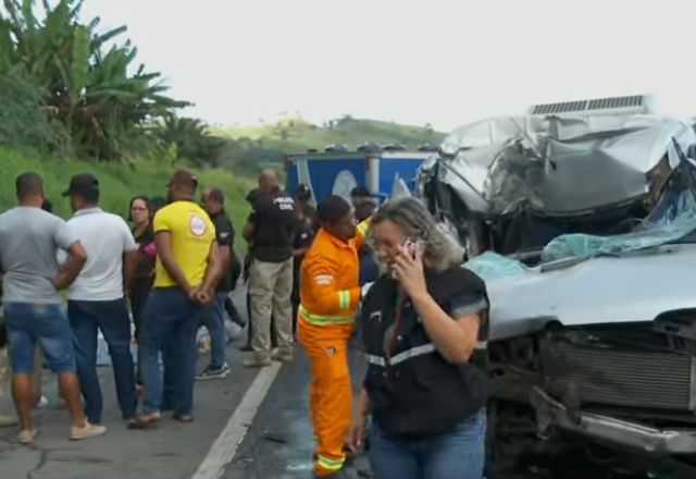 Pacientes morrem em acidente envolvendo van e caminhão, na Bahia