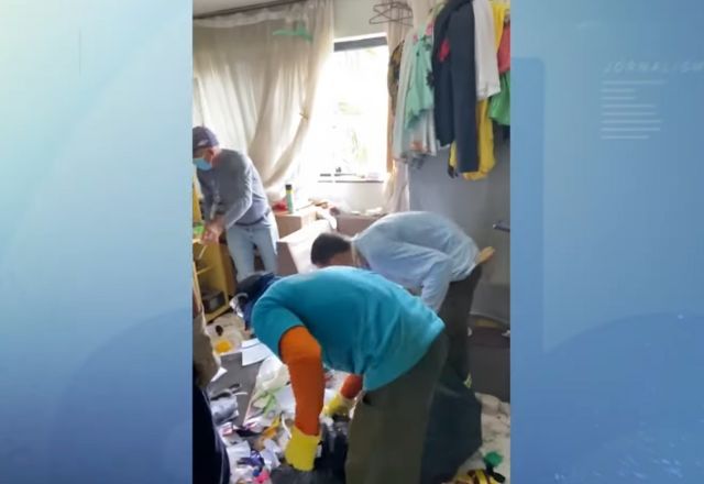 Cerca de 30 toneladas de entulho são retirados de casa de acumuladora