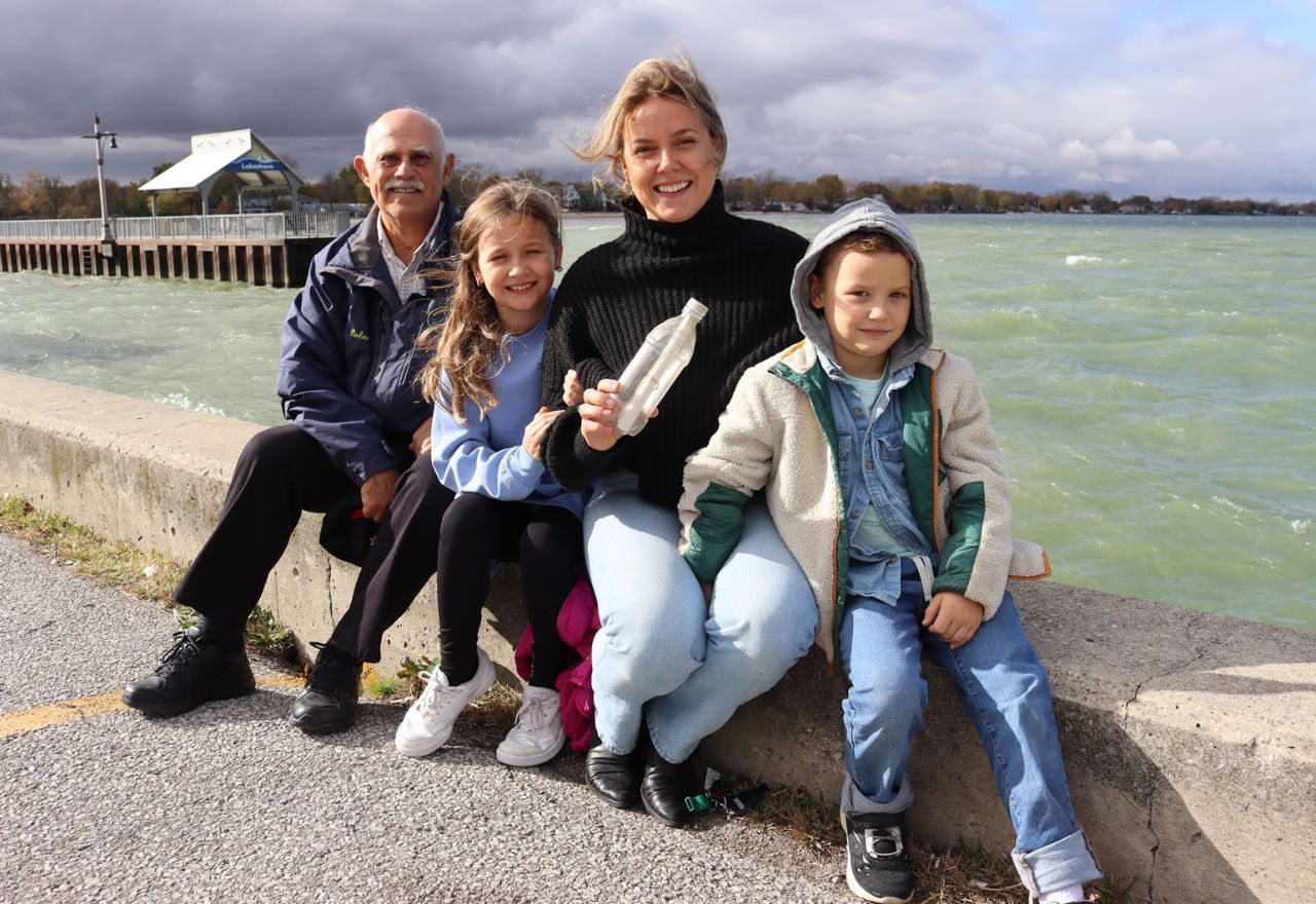 Makenzie Van Eyk em foto ao lado do professor que fez projeto e seus dois filhos | Divulgação/Windsor Essex Catholic District School Board