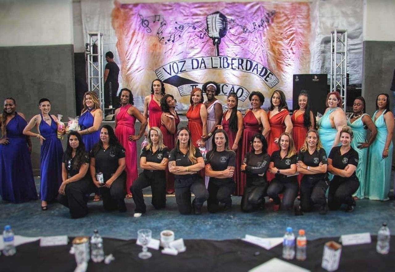 Flordelis (em pé, de vestido laranja) participou de concurso musical de presídios do Rio de Janeiro | Divulgação/Seap-RJ