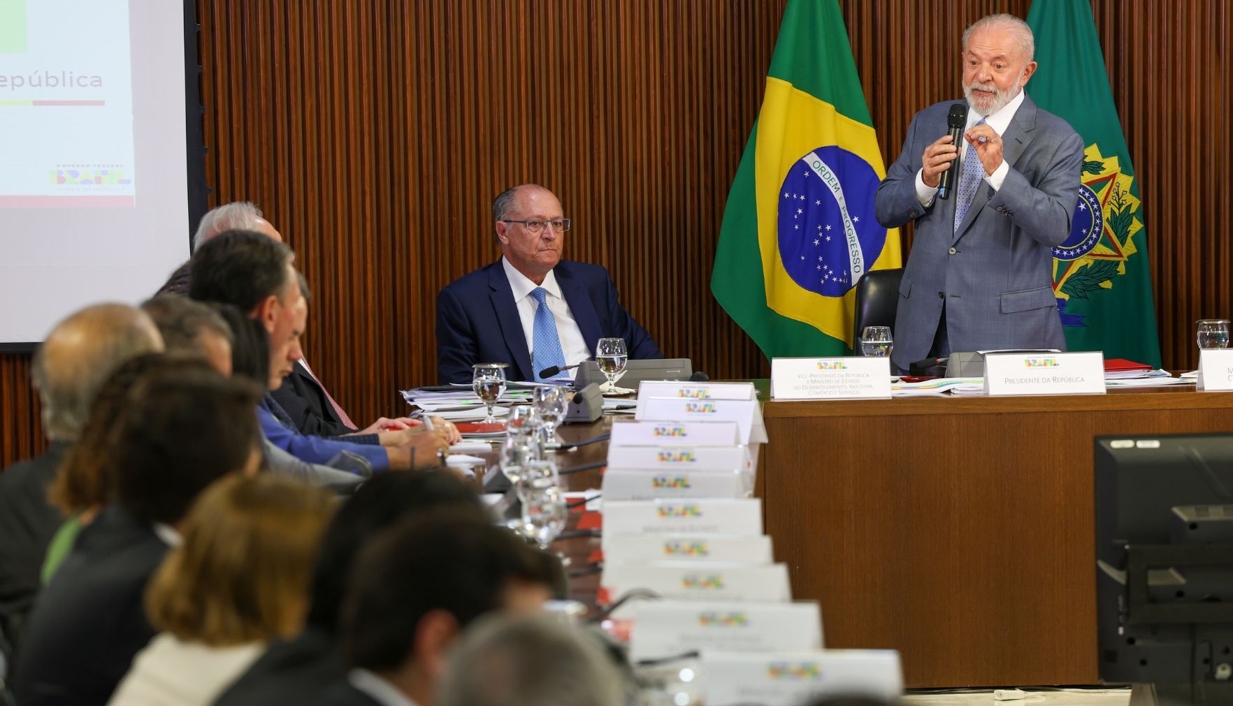 Lula reúne ministros para debater barateamento de alimentos; governo descarta “xepa”