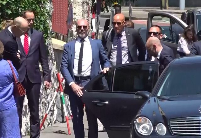 Jean-Noël Barrot, ministro das Relações Exteriores da França, chega a encontro com ministro do Irã, em Genebra, na Suíça | AP