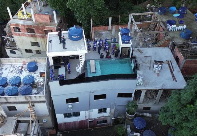 Um dos prédios tinha cobertura com piscina e geladeira repleta de bebidas | Reprodução