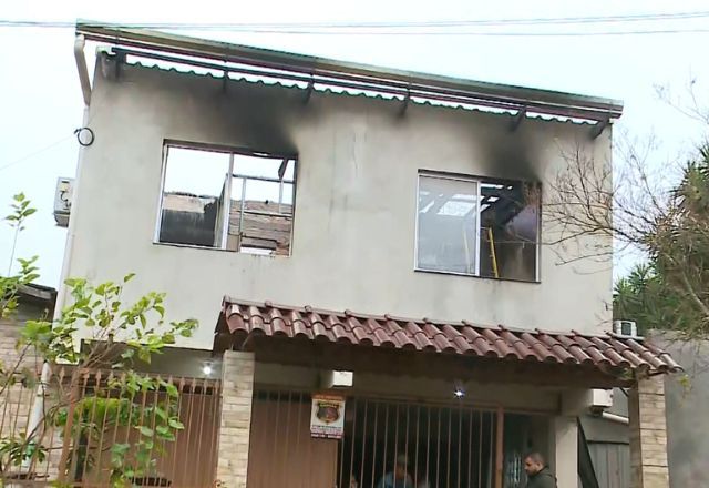 Incêndio destruiu completamente 2º andar de casa em Alvorada (RS) | SBT RS