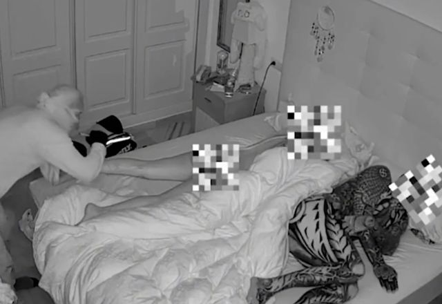Invasor direcionou repetidamente a luz para o corpo da mulher, que estava deitada nua ao lado do companheiro | Reprodução