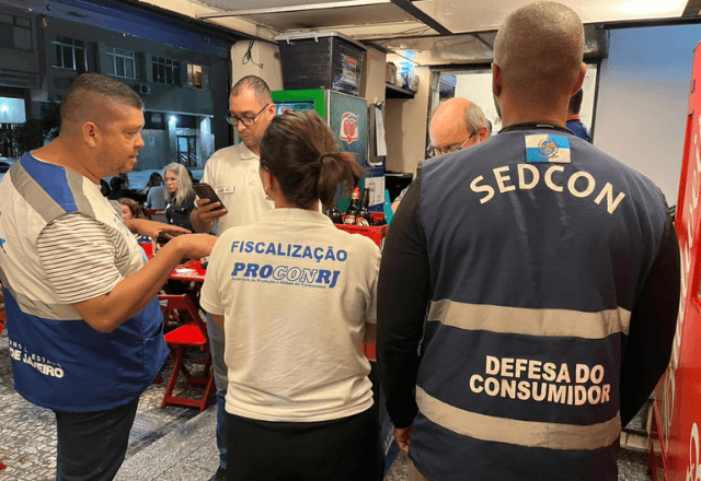 Governo do Rio descarta chope vencido e apreende tequila com impurezas em Copacabana