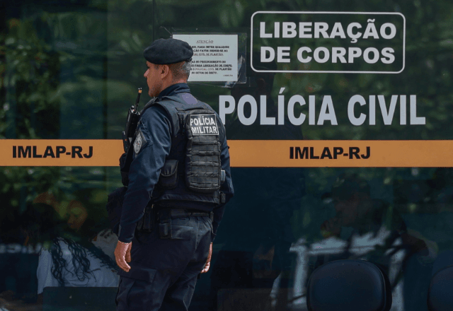 Policial caminhando em frente ao prédio do IML, no Rio - Joédson Alves/Agência Brasil