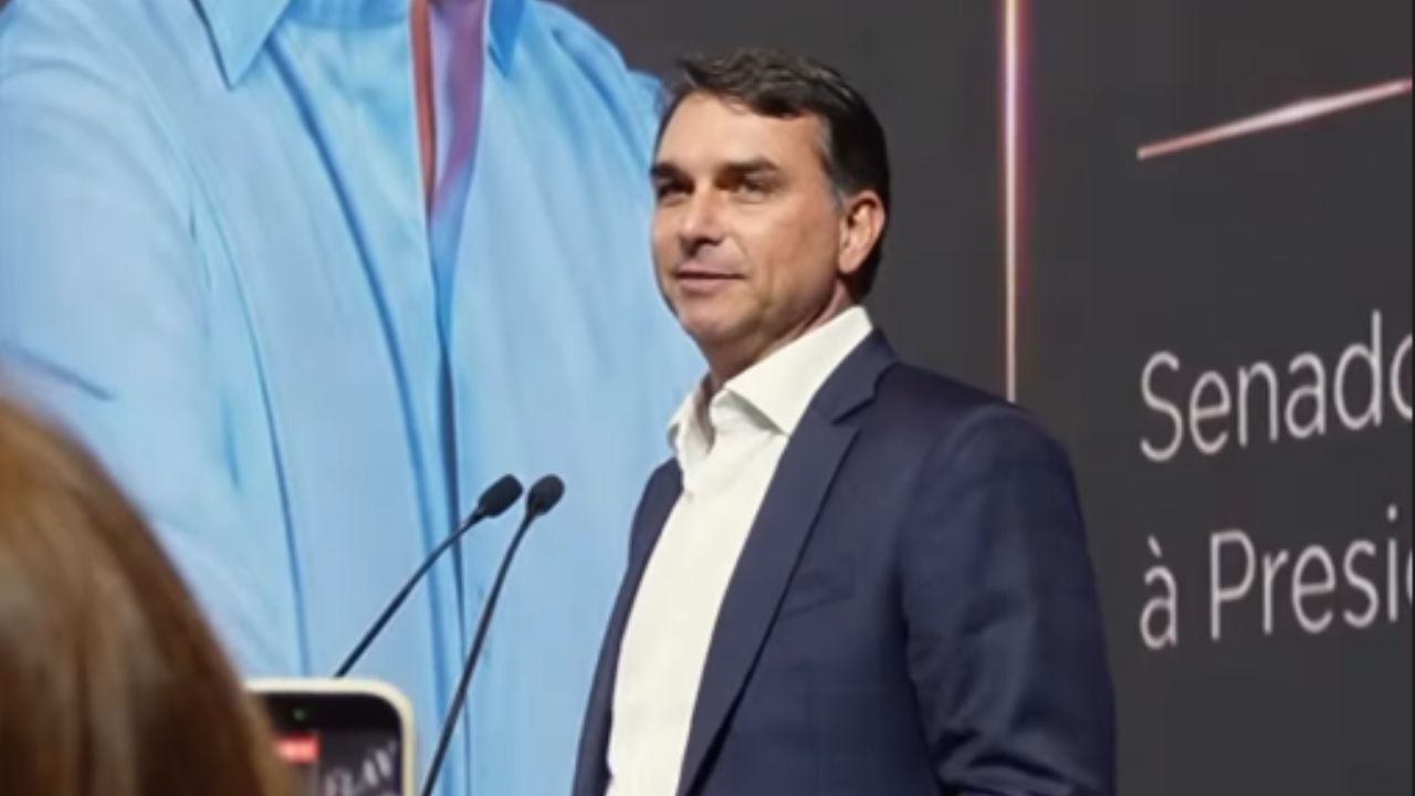 Imagem da notícia: "De preferência, mulher", diz Flávio Bolsonaro sobre vice Imagem da notícia: "De preferência, mulher", diz Flávio Bolsonaro sobre vice