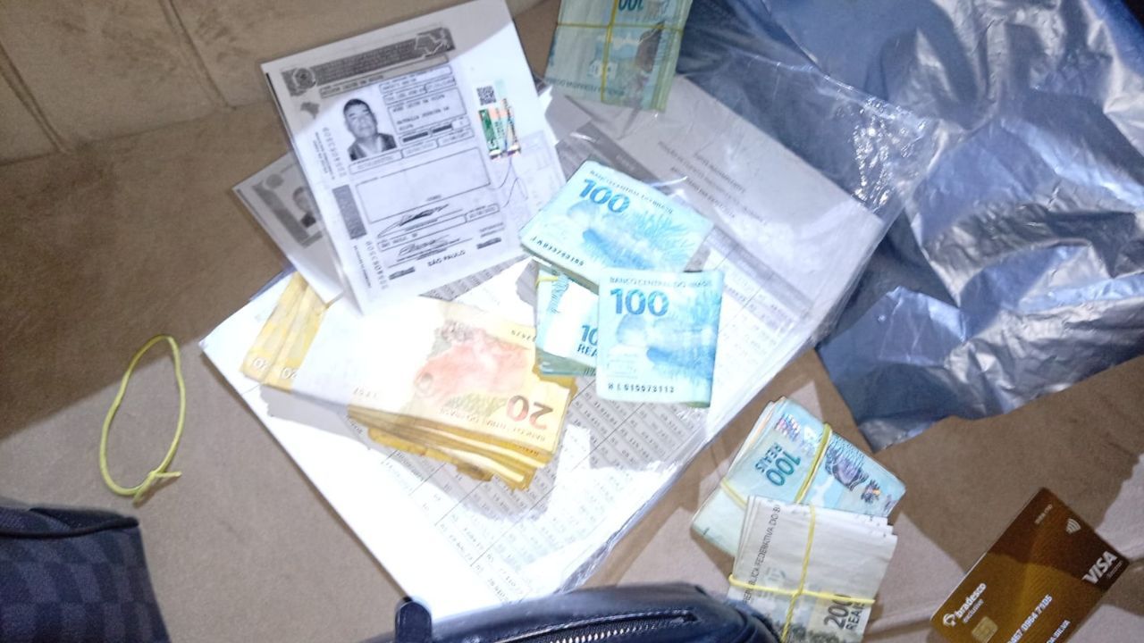 Policiais encontraram R$ 19.261 em cima de sofá de imóvel ligado a Milton Leite | Reprodução