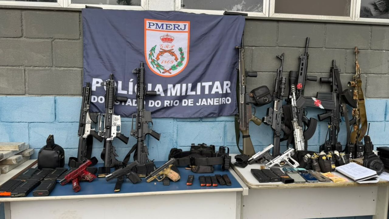 Polícia apreendeu fuzis, outras armas e drogas no Complexo da Maré (RJ) | Divulgação/PMERJ