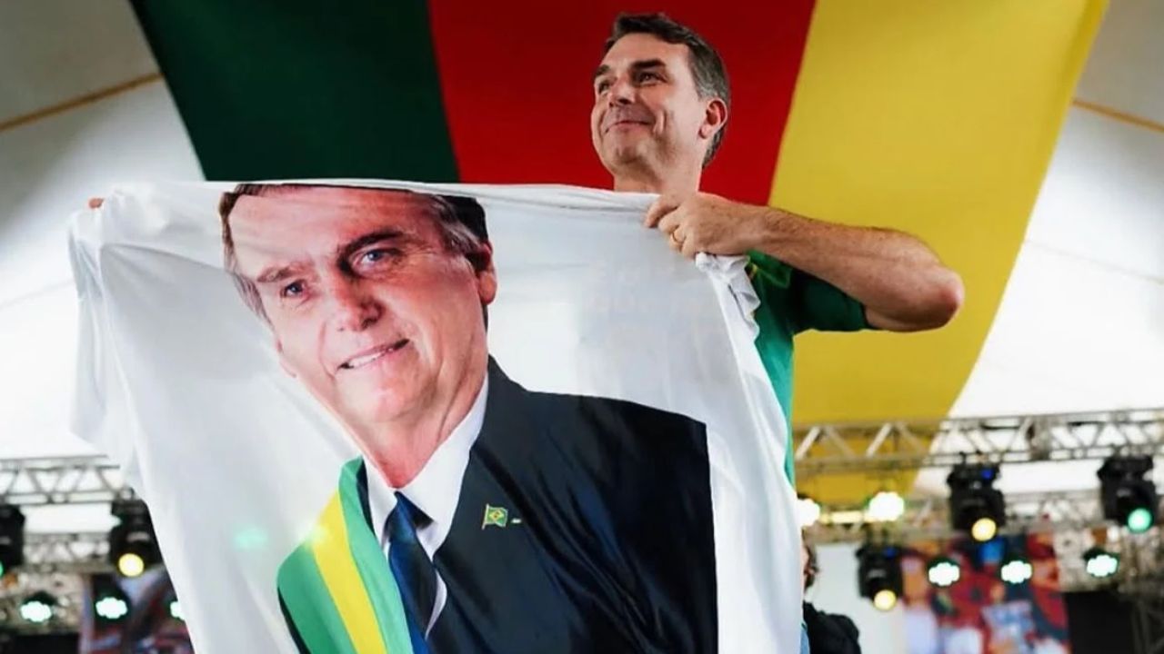 Caso eleito, Flávio pode soltar Bolsonaro? O que diz a lei