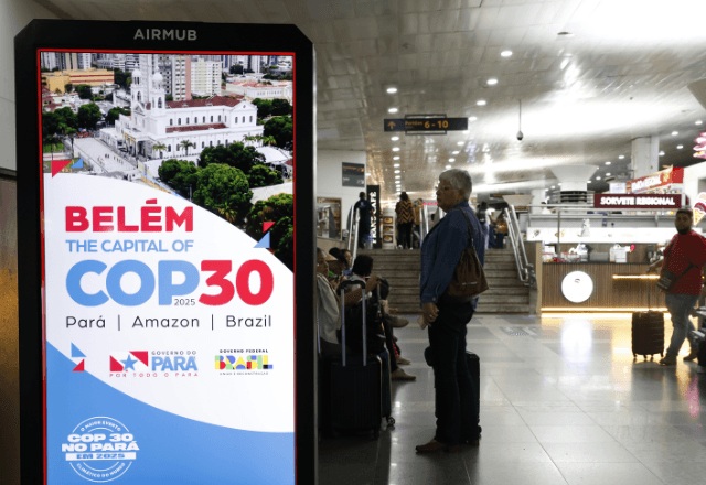 ropaganda da COP 30 no saguão de embarque do Aeroporto Internacional de Belém - Júlio César Ribeiro/Val-de-Cans. Foto: Fernando Frazão/Agência Brasil