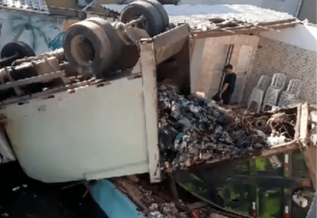 Caminhão de coleta de lixo cai dentro de piscina no Rio | Reprodução