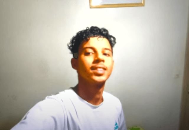 PolíciaMorre jovem que comeu bolinho envenenado; padrasto é principal suspeito do crime Lucas da Silva Santos, de 19 anos, estava internado em São Bernardo do Campo (SP) em estado grave desde 13 de julho, após comer alimento