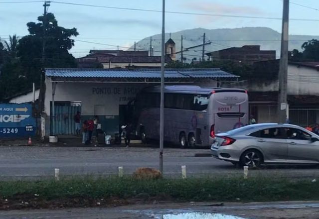 Ônibus invadiu rodoviária de Itambé (BA) na manhã desta segunda-feira (6) | Reprodução/Redes sociais