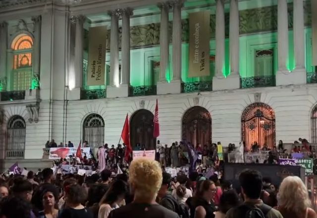 Manifestações contra PL que equipara aborto a homicídio toma o centro do Rio de Janeiro | SBT
