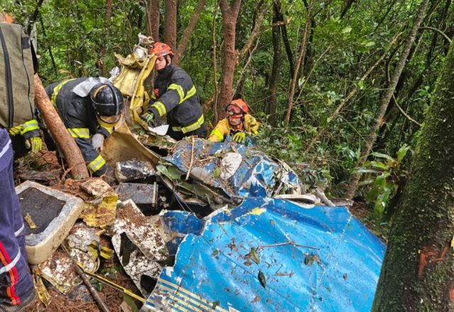 Bombeiros encontram os destroços e os corpos de aeronave que caiu em Ribeirão Pires | Corpo de Bombeiros SP
