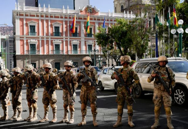 Militares tomam palácio boliviano em La Paz | (AP Photo/Juan Karita)