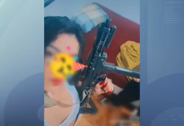 Mulher morde policial ao ser presa com duas submetralhadoras em Manaus 