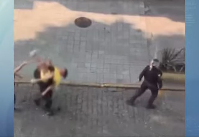 Mulher é levada de cabeça para baixo para viatura policial no RJ