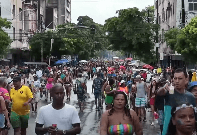 Foliões curtem Carnaval em Recife mesmo com chuva | SBT