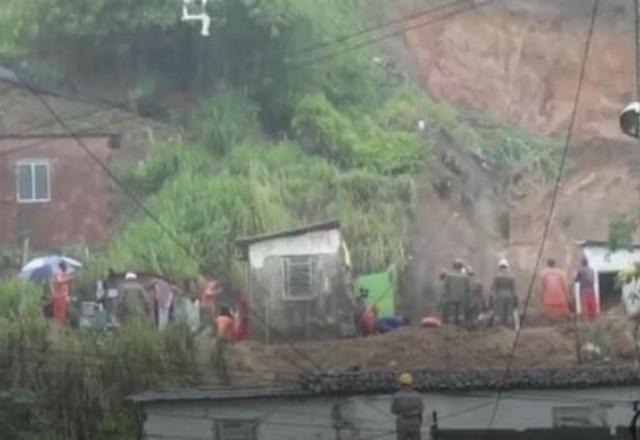 Jovem de 19 anos morre soterrado após deslizamento em Olinda (PE) Jovem de 19 anos morre soterrado após deslizamento em Olinda (PE)