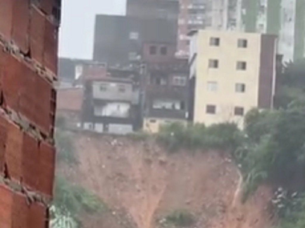 Deslizamento atinge casas em bairro de Salvador | Reprodução/AratuOn