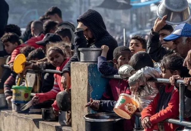 Deslocados se amontoam no norte da Faixa de Gaza para receber alimento em meio a crise humanitária | OMS