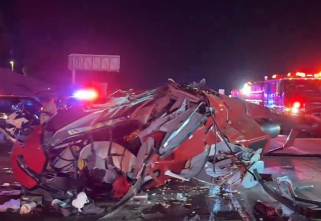 Destroços da aeronave que caiu em rodovia na Califórnia