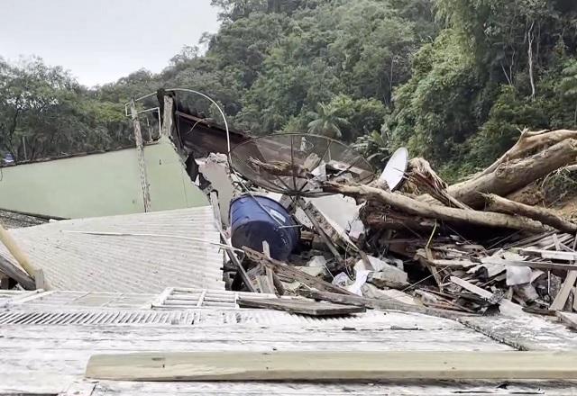 Destroços de residência