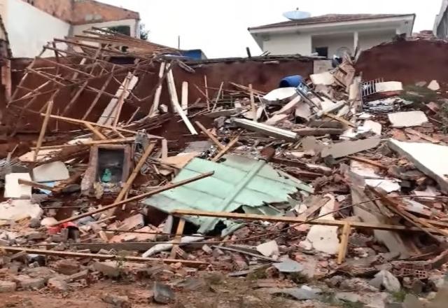 Destroços de uma casa que desabou