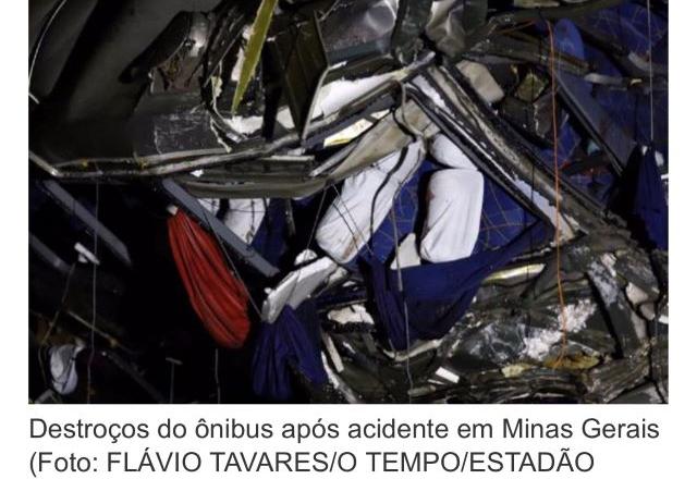 Destroços do ônibus que caiu de um elevado no interior de Minas