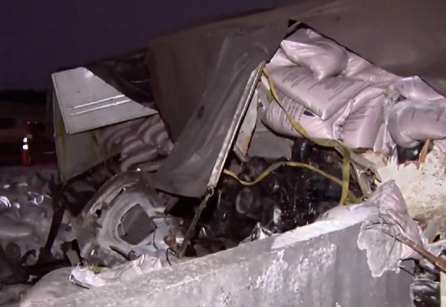 Destroços e carga de caminhão espalhados em pista de rodovia após acidente