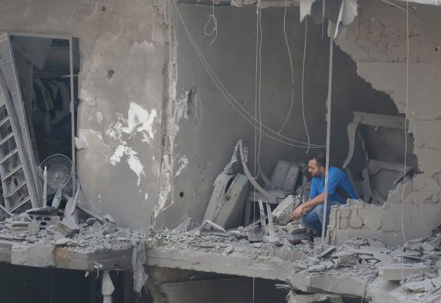 Homem vê casa destruída em Beirute, no Líbano | Unicef