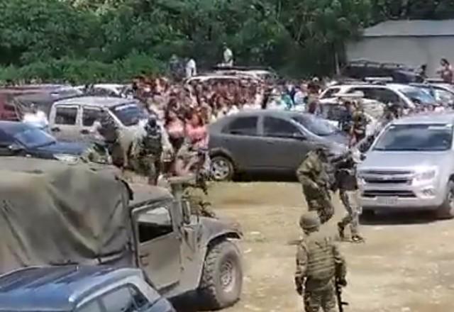 Detentos que fugiram durante o motim retornando ao presídio