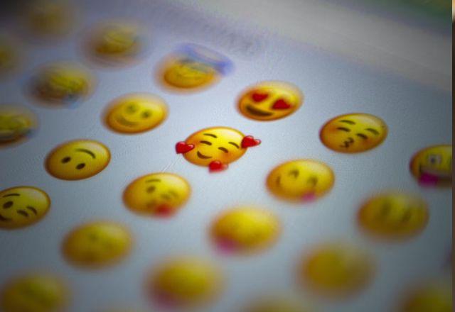 Dia Mundial do Emoji é comemorado em 17 de julho devido ao dia que a Apple criou o emoji de calendário com a data | Unsplash