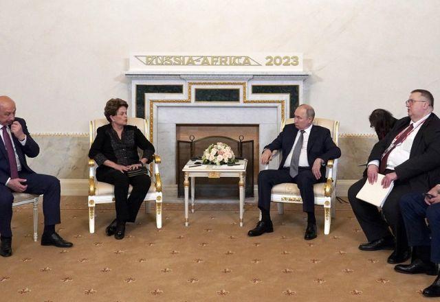 Dilma Rousseff, presidente do banco do Brics, e Vladimir Putin, presidente da Rússia, durante reunião bilateral em São Petersburgo