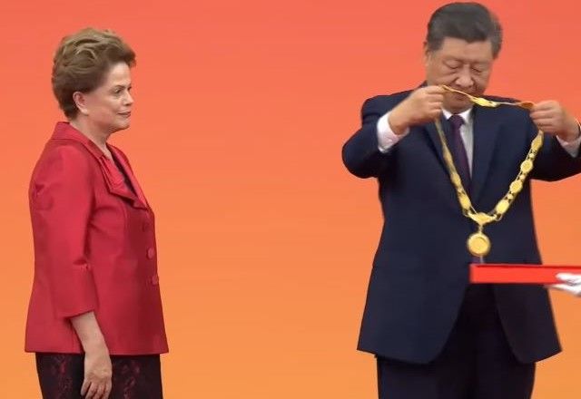 Dilma Rousseff recebe medalha do presidente da China | Reprodução/YouTube/CGTN