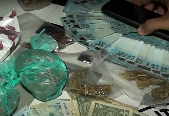 Dinheiro, armas e drogas expostas depois de prisão de traficantes em SP