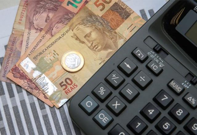 Dinheiro e calculadora (Reprodução)