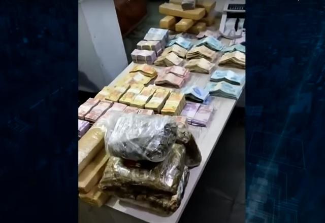 Dinheiro em espécie e drogas sobr emesa