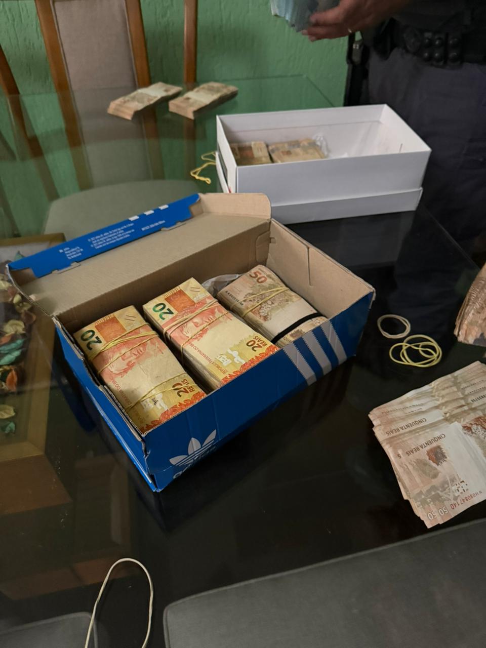 Dinheiro encontrado durante operação que afastou secretários e vereador em Ferraz de Vasconcelos (SP) | Foto: Ministério Público